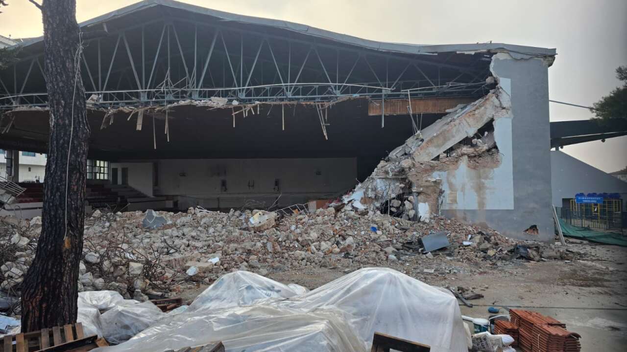 Menteşe’de Atatürk Kapalı Spor Salonu’nun Yıkımı Başladı 2